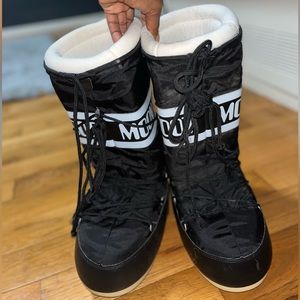 Like New Moon Boots Must Go! ✨🖤